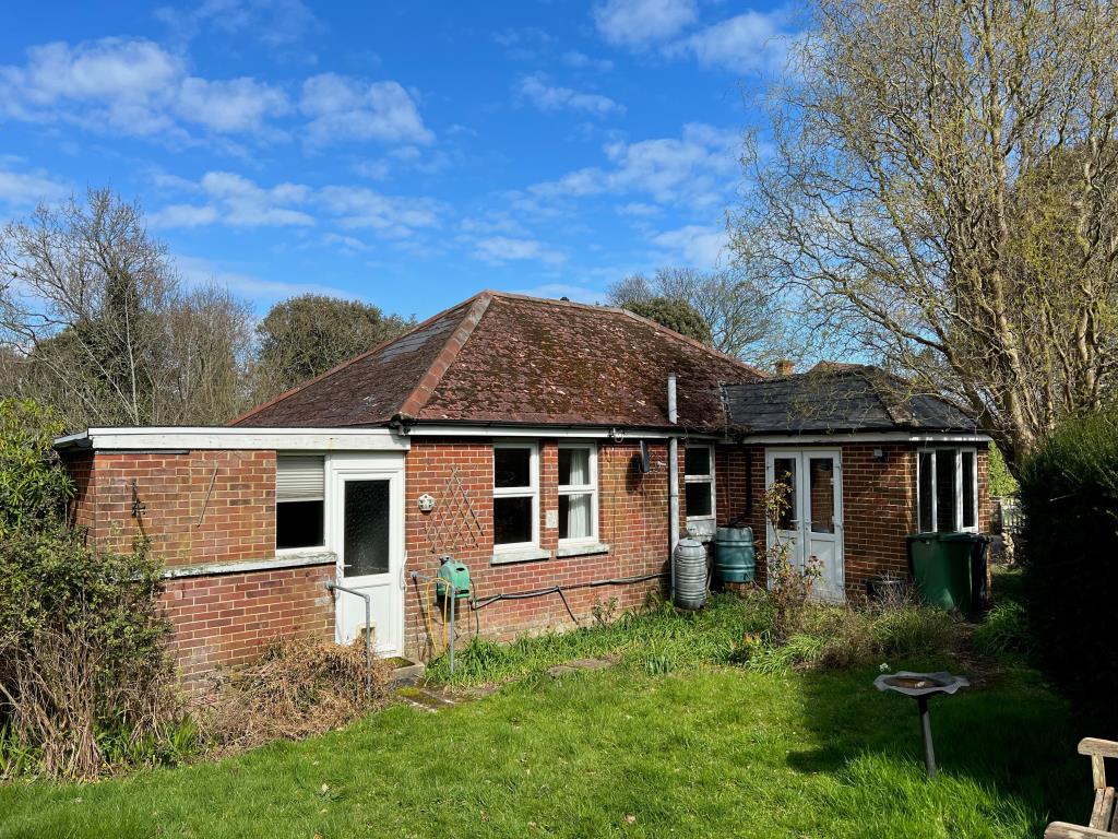 Lot: 110 - FREEHOLD BUNGALOW FOR IMPROVEMENT ON A LARGE PLOT - Two bedroom bungalow Ryde Isle of Wight